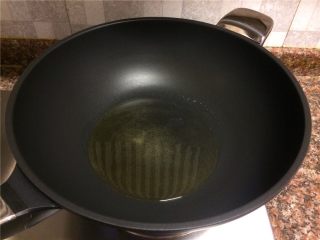 5、双耳菜花炒肉片,热锅倒油烧至八成热。