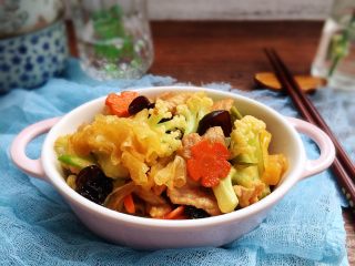 10、双耳菜花炒肉片,清香好吃!