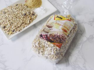 2、【燕麦香蕉Pancake】(素食低脂版),麦片最好选择这种大燕麦片，我用的是“捷森六种谷物燕麦片”，里面有少许的果干和坚果，营养比较全面，味道也更丰富