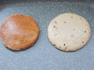 11、【燕麦香蕉Pancake】(素食低脂版),锅够大的话可以同时做两个更节约时间