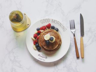 13、【燕麦香蕉Pancake】(素食低脂版),(3) 因为Pancake加了香蕉和椰子油本身就有清香的甜味了，不用多余的修饰就很好吃，当做早餐的话可以搭配一些酸甜的水果让口味更丰富哦！