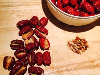 1、红枣椰奶糕,将红枣洗净，去核