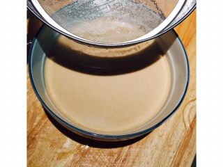 4、红枣椰奶糕,为了口感更佳细腻，建议最好过筛一下。