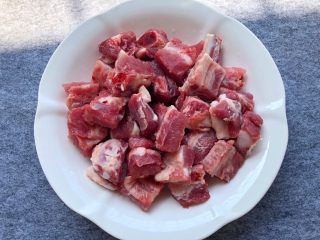1、茶香排骨,买排骨的时候让店家帮忙斩块