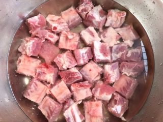 3、茶香排骨,排骨洗净,放冷水浸泡2个小时