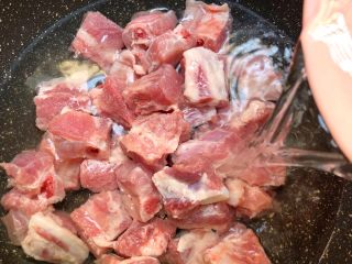 5、茶香排骨,倒入冷水,水量和排骨齐平就可以,开大火