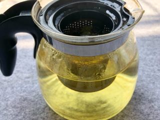 7、茶香排骨,倒入开水,把第一道茶水倒掉不要,再倒入开水
