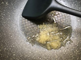 13、茶香排骨,热锅放少许油,放入8g冰糖