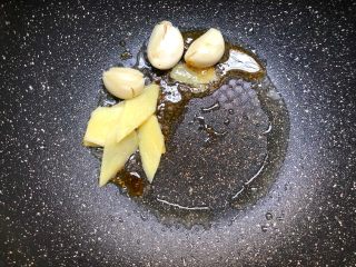 15、茶香排骨,放入姜蒜炒香