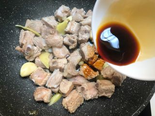 17、茶香排骨,倒入30g生抽