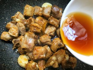 19、茶香排骨,放入15料酒继续翻炒3分钟