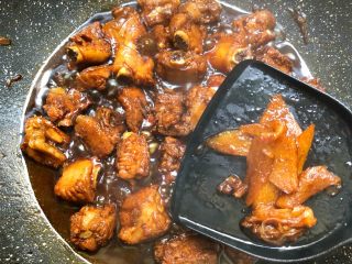 22、茶香排骨,煮好以后,把姜蒜挑出来扔掉