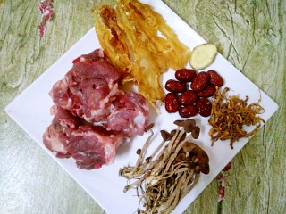 1、暖冬滋补汤,准备好食材