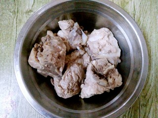 3、暖冬滋补汤,捞起来，洗净