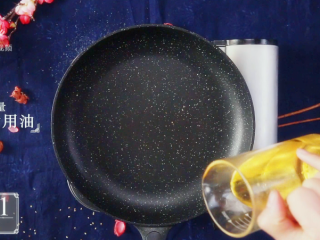 2、鱼头豆腐汤-春分清补，减酸增辛,锅中倒入适量食用油