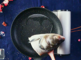 3、鱼头豆腐汤-春分清补，减酸增辛,放入鱼头