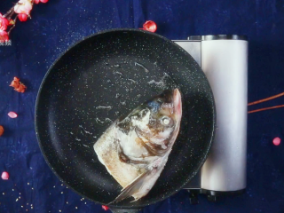 4、鱼头豆腐汤-春分清补，减酸增辛,煎至两面微黄，搁置备用