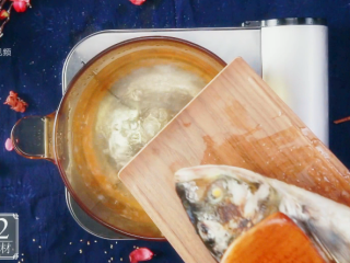 5、鱼头豆腐汤-春分清补，减酸增辛,锅中水煮沸，下煎过的鱼头