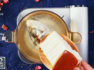 6、鱼头豆腐汤-春分清补，减酸增辛,100g豆腐