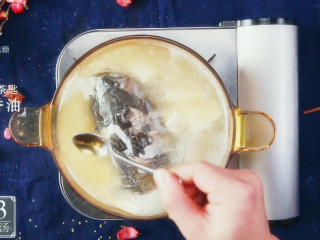 10、鱼头豆腐汤-春分清补，减酸增辛,2茶匙香油调味，即可关火