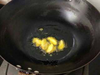 5、板栗香菇炖鸡,热锅放入姜爆香