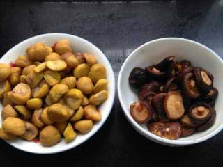8、板栗香菇炖鸡,板栗煮一会比较好剥壳，香菇泡发