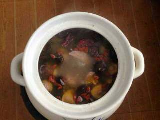 10、板栗香菇炖鸡,再放红枣煮一会，最后放枸杞子就起锅