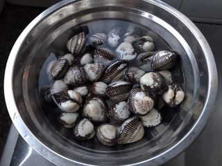 2、韭菜凉拌毛蚶,锅里加适量水用少量盐水将毛蚶大火煮5分钟