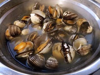 3、韭菜凉拌毛蚶,毛蚶全部开口笑啦煮熟后蚶肉鲜艳