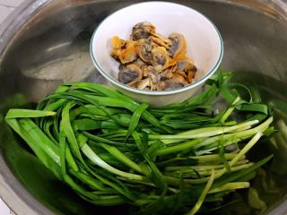 4、韭菜凉拌毛蚶,毛蚶肉肉取出可以用原汤汁洗净这样不失鲜美之味韭菜洗净备用