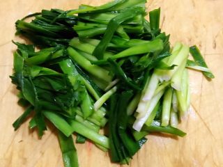 6、韭菜凉拌毛蚶,韭菜切成小段备用