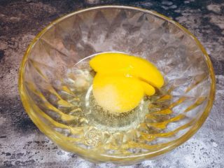 1、素蒸蛋,取干净碗打入一只鸡蛋，放入少许盐（盐一定要少哦）。