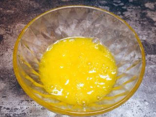 2、素蒸蛋,用筷子一个方向上下快速均匀打散。