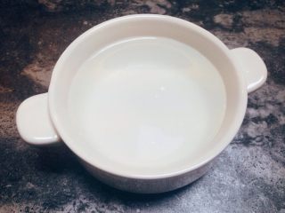 3、素蒸蛋,准备好温水。