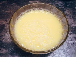 4、素蒸蛋,将温水参入蛋液中快速打均匀。