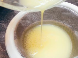 5、素蒸蛋,过滤掉蛋液中的气泡。