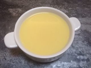 6、素蒸蛋,用厨房用纸轻轻吸掉蛋液边缘的细小气泡（或用小勺刮掉）