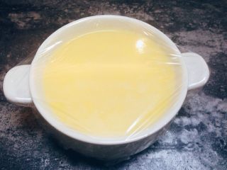 7、素蒸蛋,用保鲜膜密封碗口包至碗底。