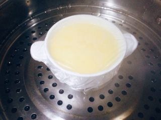 8、素蒸蛋,放入蒸锅大火蒸制。