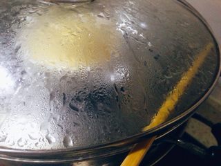 9、素蒸蛋,蒸制的过程锅盖必须留口，防止锅内汽压较高蛋液容易起蜂窝。