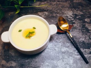 12、素蒸蛋,一盅最大限度保留蛋香的蒸蛋大功告成（最后调味可以根据个人喜好添加，不过个人还是喜欢这种简单清香暖胃的做法。）。