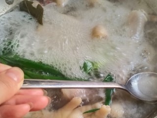 4、无骨蒜香鸡爪,水开后撇去浮沫,大概煮十分钟左右关火