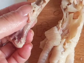 7、无骨蒜香鸡爪,两头骨头关节的地方一掰就断了。脆骨不要扔,掰的时候注意