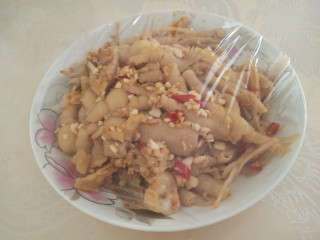 11、无骨蒜香鸡爪,拌好的鸡爪放进盘子中,盖上保鲜膜,放冷藏四个小时以上