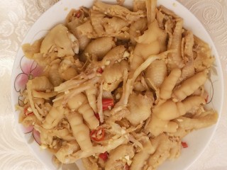 12、无骨蒜香鸡爪,中途取出来给鸡爪翻个面,让上面的鸡爪换到下面,吸收汤汁,入味更均匀