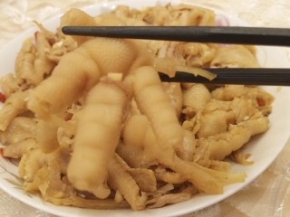 13、无骨蒜香鸡爪,四个小时后,就可以吃了。冷藏过夜味道更佳