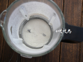 4、酥滑香甜糖不甩,按下启动键,将糯米打成细滑的糯米粉。