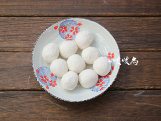 6、酥滑香甜糖不甩,和好的糯米粉面团分成20g左右一份的小剂子,揉圆。