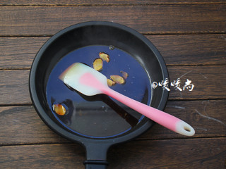 9、酥滑香甜糖不甩,另起锅,调入水200ml,红糖25g,冰糖25g,加入姜片烧开。