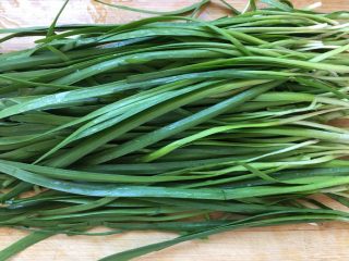 2、五分钟系列 韭菜炒鸡蛋,捞出沥干水分